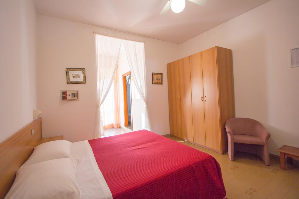 Casa Portofino Rooms&Breakfast تْشيزيناتيكو الغرفة الصورة