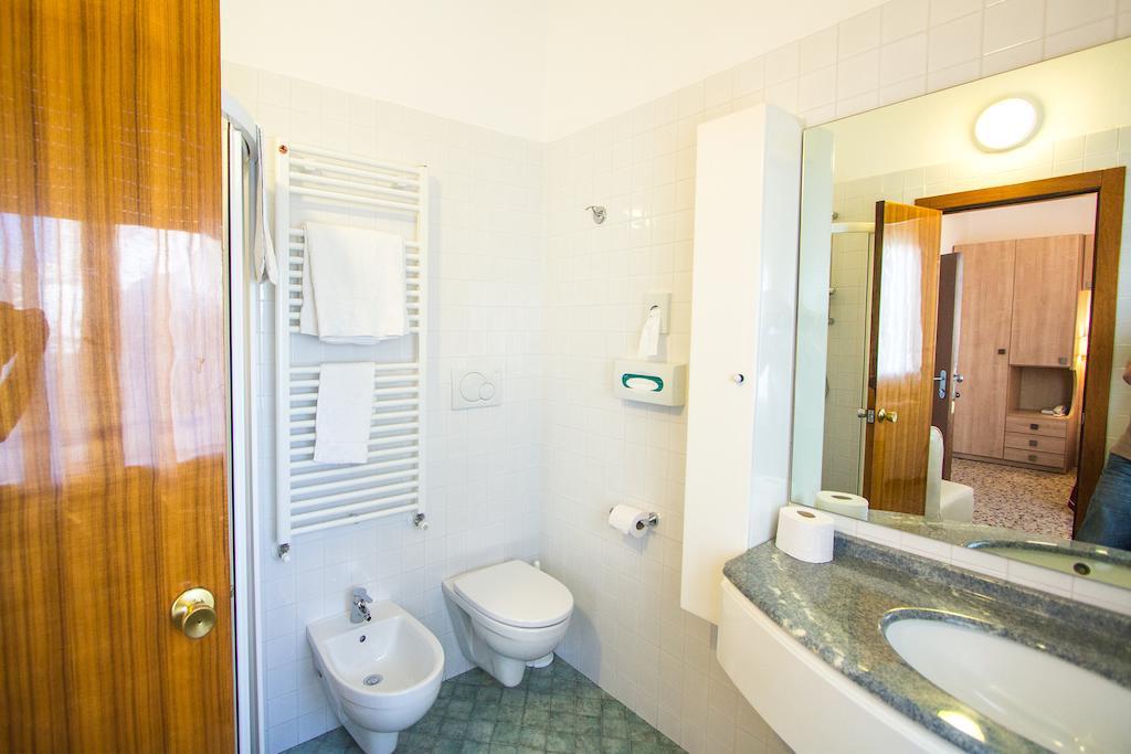 Casa Portofino Rooms&Breakfast تْشيزيناتيكو الغرفة الصورة